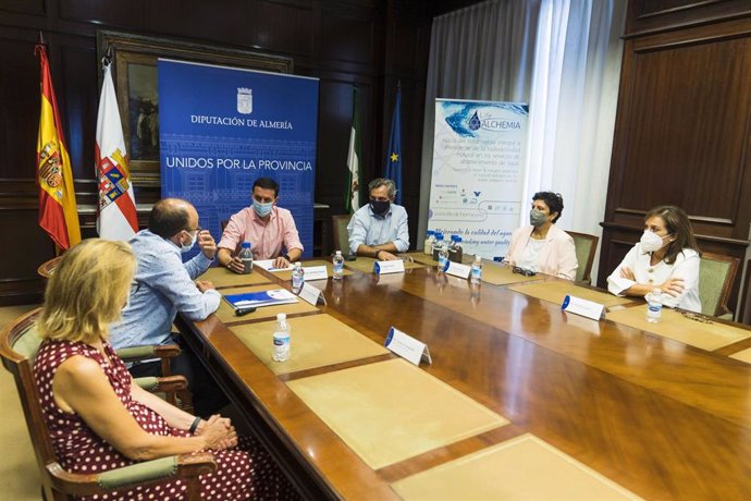 El presidente de la Diputación Provincial, Javier A. García, acompañado por el vicepresidente, Ángel Escobar, y los diputados provinciales Antonio Jesús Rodríguez y Matilde Díaz