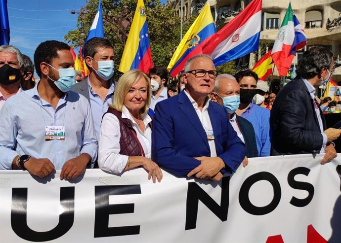 Ignacio Garriga (Vox), Josep Bou (PP en el Ayuntamiento de Barcelona) y Santi Rodríguez (PP) en la manifestación por el Día de la Hispanidad en Barcelona