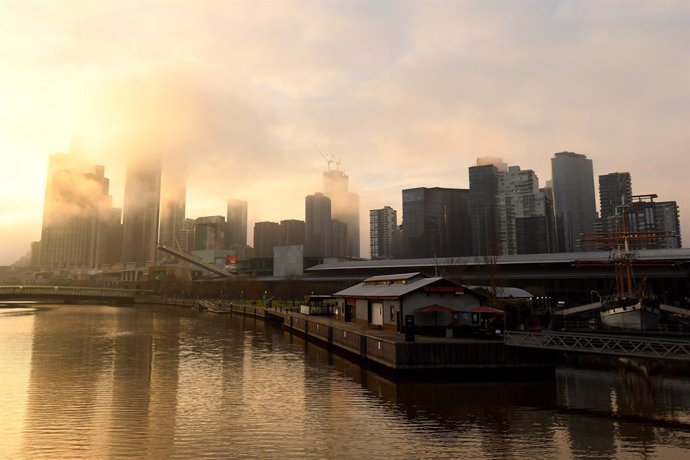 Archivo - 16 July 2020, Australia, Melbourne: A general view of Melbourne skylines covered with fog. Photo: James Ross/AAP/dpa