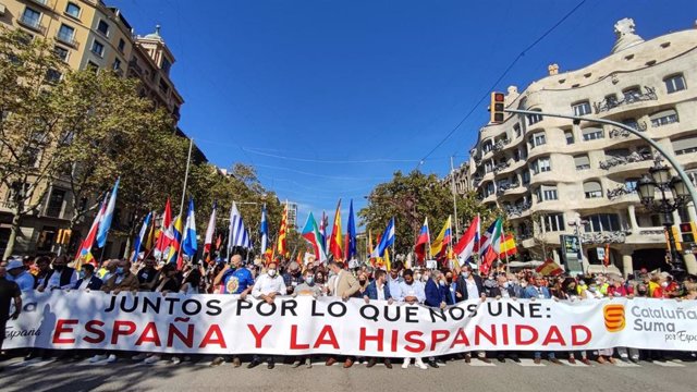Manifestación por el Día de la Hispanidad en el paseo de Gràcia de Barcelona