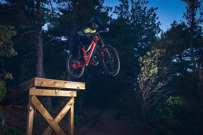 Archivo - Salto en BTT.