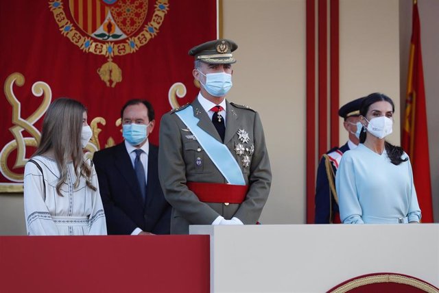 Los Reyes y la infanta Sofía durante el desfile militar por la Fiesta Nacional