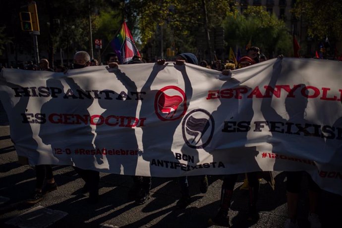 Manifestación '12-O Res a celebrar' convocada por Som Antifeixistes en la plaza Universitat de Barcelona el Día de la Hispanidad 2021