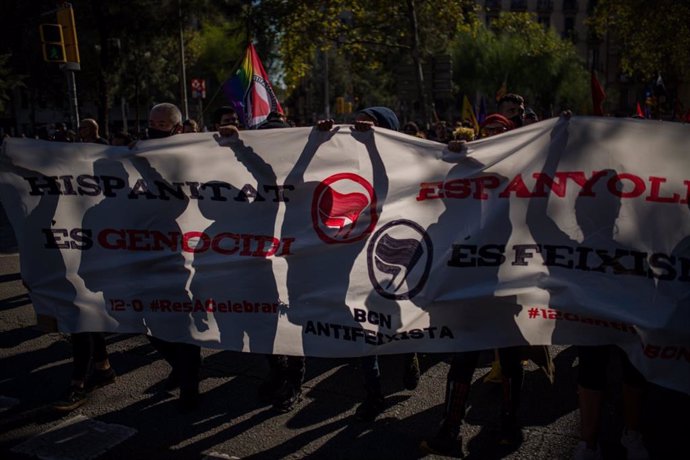 Manifestació '12-O Cap de bestiar a celebrar' convocada per Som Antifeixistes a la plaa Universitat de Barcelona el Dia de la Hispanitat 2021
