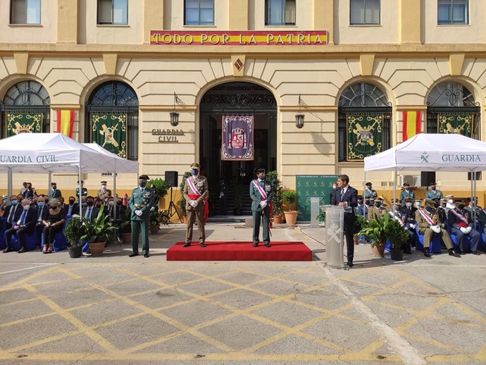 El delegado del Gobierno de España en Andalucía, Pedro Fernández, ha presidido este martes en Sevilla, acompañado del general de Brigada jefe de la IV Zona de la Guardia Civil, Alfonso Rodríguez, los actos con motivo de la Virgen del Pilar.