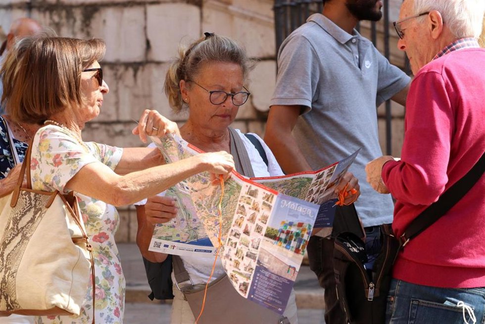 Varios turistas pasean por la calles de Málaga.