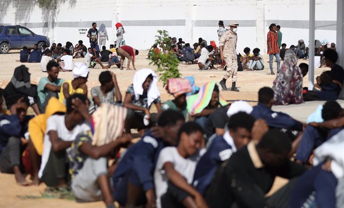 Migrantes en el centro temporal de Ain Zara, en la capital de Libia (Trípoli)