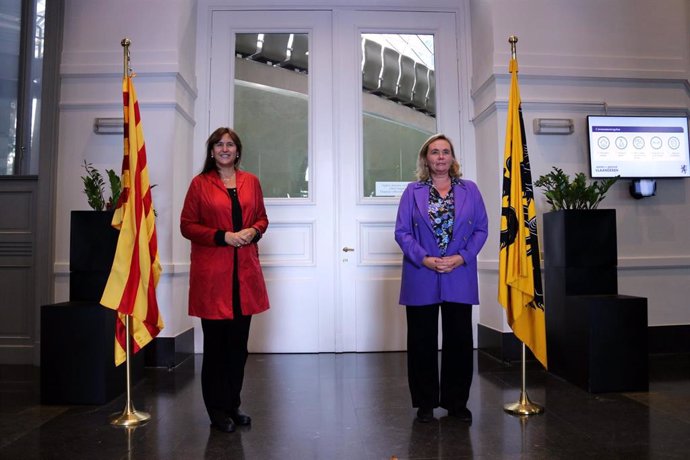 La presidenta del Parlament, Laura Borrs, en una reunión con la presidenta del parlamento flamenco, Liesbeth Homans