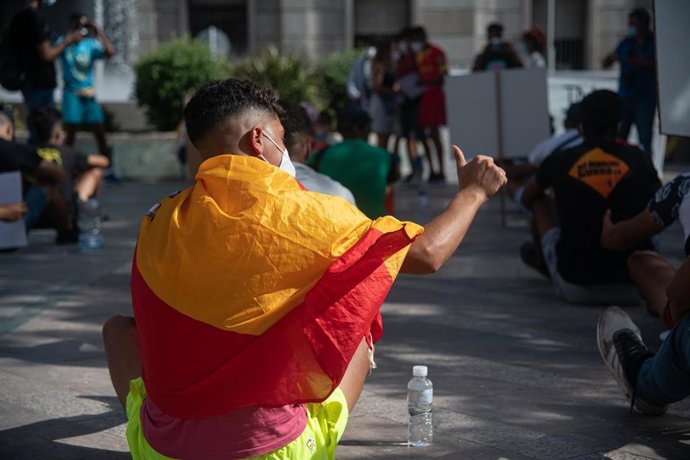 Archivo - Un joven durante una concentración en apoyo a las personas migrantes, organizada por las asociaciones No Name Kitchen y Maakun, en la plaza de los Reyes, a 17 de julio de 2021, en Ceuta (España). 