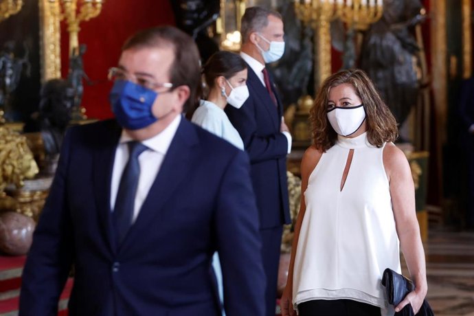 La presidenta del Govern, Francina Armengol, durante la recepción ofrecida por los Reyes por el 12 de octubre.