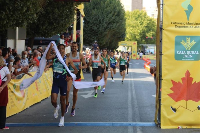 El alcalde de Jaén, Julio Millán, junto a la primera teniente de alcalde, María Orozco, y el concejal de Deportes, Carlos Alberca, han acudido a la XXXIII Milla Urbana Internacional Manuel Pancorbo