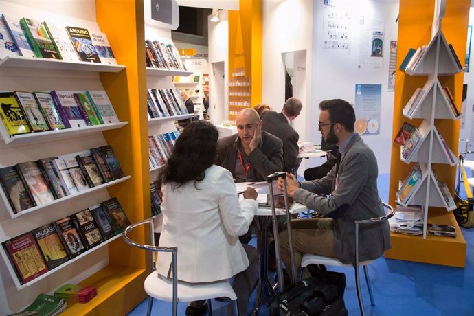 Archivo - Asistentes a la Feria Internacional del Libro (LIBER) en su pasada edición.