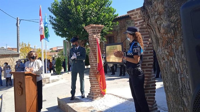 Un momento del descubrimiento de la placa en El Tiemblo en homenaje a las víctimas del COVID