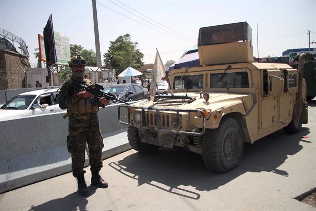 Archivo - Miliciano talibán junto al aeropuerto de Kabul, la capital de Afganistán. 