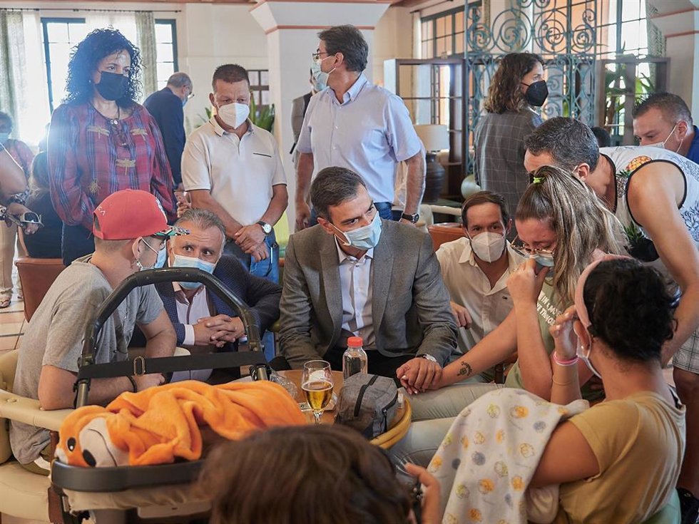 El presidente de Canarias, Ángel Víctor Torres (2i); el presidente del Gobierno, Pedro Sánchez (centro) y el presidente del Cabildo de La Palma, Mariano Hernández Zapata (4d), durante una visita a un hotel en cuyas instalaciones se hospedan personas des