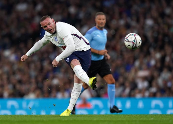 Archivo - 04 September 2021, United Kingdom, Manchester: England's Wayne Rooney attempts a shot on goal during the Soccer Aid for UNICEF match at the Etihad Stadium. Photo: Martin Rickett/PA Wire/dpa