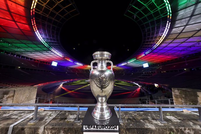 05 October 2021, Berlin: A general view of the trophy of the 2024 European Football Championship (UEFA 2024) displayed at the Olympic Stadium which is illuminated with the colours of the new UEFA Euro 2024 logo. Germany will host the 17th edition of the