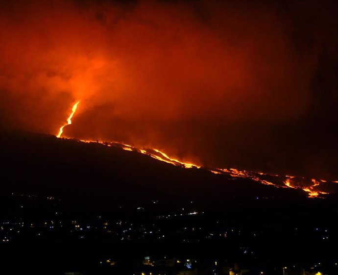 Vista del Cumbre Vieja, a 12 de diciembre de 2021, en La Palma, Santa Cruz de la Palma, Tenerife, Canarias (España). Desde que el pasado sábado colapsara la cara norte del cono volcánico de Cumbre Vieja, en La Palma, se ha incrementado la actividad efus