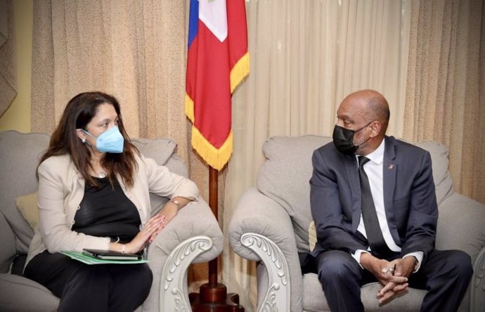 La subsecretaria de Estado de Seguridad Civil, Democracia y Derechos Humanos de Estados Unidos, Uzra Zeya, junto con el primer ministro de Haití, Ariel Henry
