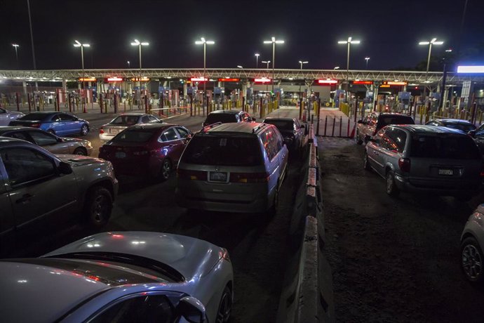 Archivo -  Numerosos coches aparcados frente al paso fronterizo de Otay, cerrado, a la espera de cruzar a EEUU.