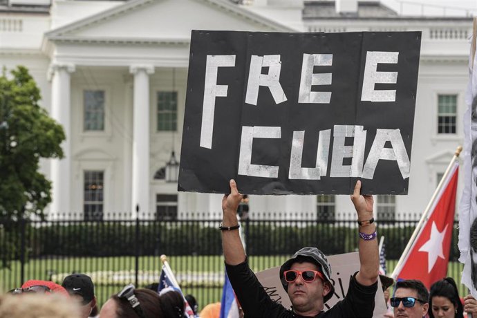 Archivo -  Cubanos se reúnen en el Parque Lafayette frente a la Casa Blanca para exigir al presidente de EEUU, Joe Biden, ayuda humanitaria para su país y que intervenga en Cuba durante una concentración contra el Gobierno cubano