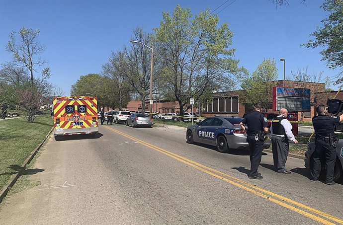 Archivo - Arxivo - La Policia envolta l'institut Austin-East Magnet a la ciutat de Knoxville, a l'est de Tennessee, després d'un tiroteig 