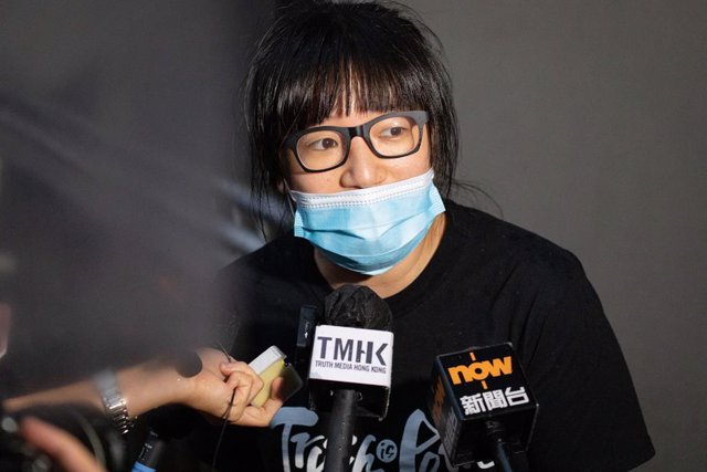Archivo - 05 August 2021, China, Hong Kong: Activist Chow Hang-Tung speaks to the media outside the High Court after she was granted bail by a Hong Kong court on Thursday after being remanded in custody for over a month. Chow is charged with inciting othe