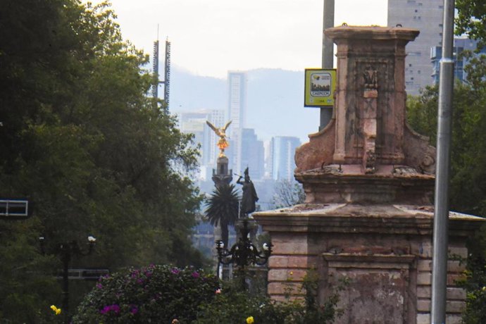 Archivo - Pedestal de la estatua de Cristóbal Colón retirada de una céntrica calle de Ciudad de México