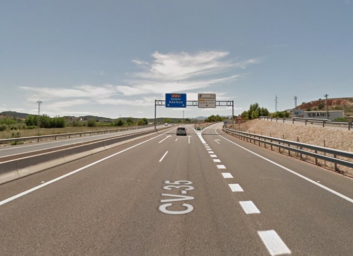 Archivo - Carretera CV-35 a su paso por Llíria