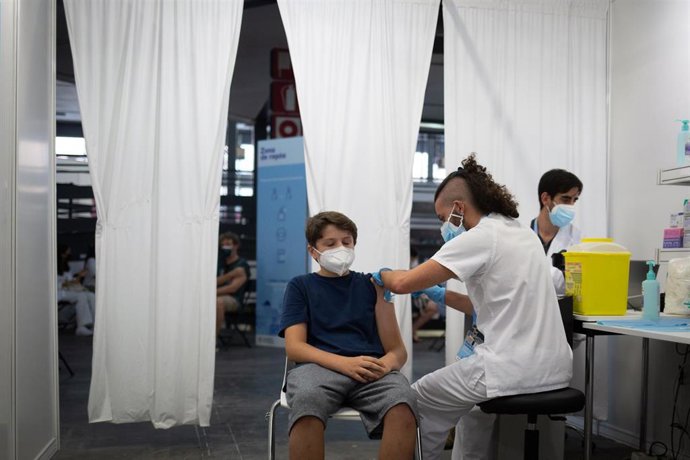 Archivo - Un adolescente recibe la vacuna contra el Covid-19