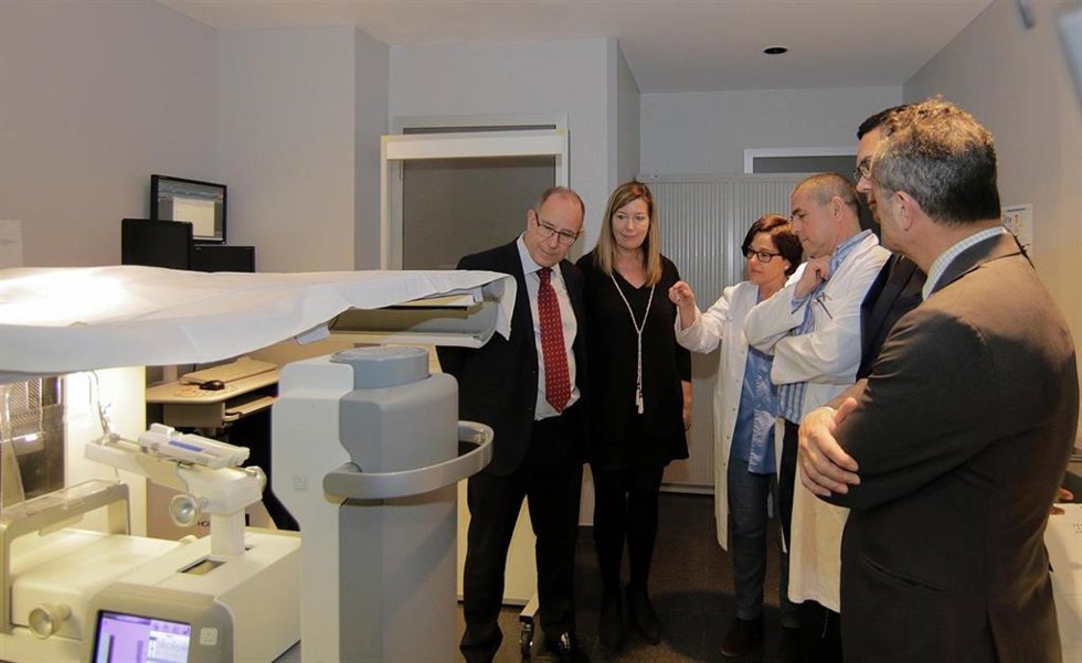 Archivo - La consellera de Salud, Patricia Gómez, en una imagen de 2019 visitando instalaciones de atención al cáncer de mama
