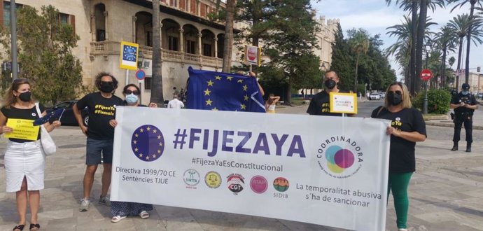 Archivo - Manifestación de trabajadores públicos interinos frente al Consolat de Mar.
