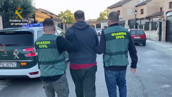 La Guardia Civil detiene a un hombre por robar con violencia con un arma de fuego en una gasolinera de Seseña.