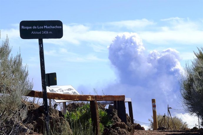 La columna de humo que sale del volcán de La Palma, vista desde el Roque de los Muchachos, a 12 de octubre de 2021, en La Palma (España). El Roque está situado al norte de la isla y es un lugar conocido por albergar algunos de los telescopios astronómic