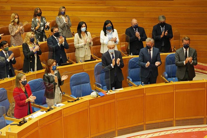 El pleno del Parlamento de Galicia ha guardado, antes de arrancar el Debate sobre el estado de la autonomía, un minuto de silencio en recuerdo del conselleiro de Facenda, Valeriano Martínez, fallecido repentinamente el pasado 6 de octubre en su despacho.