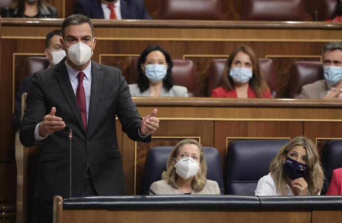 El presidente del Gobierno, Pedro Sánchez, interviene en una sesión de control al Gobierno en el Congreso de los Diputados, a 13 de octubre de 2021, en Madrid, (España). 