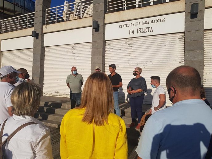 El vicepresidente de Unidos por Gran Canaria (UxGC), Enrique Hernández Bento, junto a otros militantes del partdio y vecinos de la zona del Centro de Día de Mayores de La Isleta