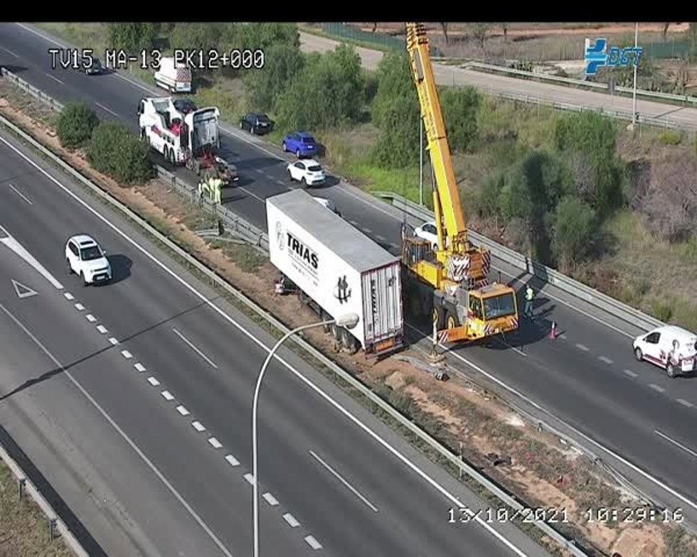 Camión volcado en la calzada.
