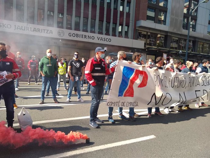 Archivo - Protesta contra el ERTE de trabajadores de Petronor