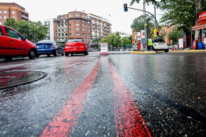 Una de las líneas rojas que marcan la Zona de Bajas Emisiones de Especial Protección (ZBEDEP) que entra en vigor este miércoles, a 22 de septiembre de 2021, en Madrid, (España).