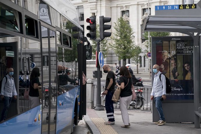Archivo - Varias personas suben a un autobús de la Empresa Municipal de Transportes (EMT), en la plaza de Cibeles, a 1 de septiembre de 2021, en Madrid (España). 