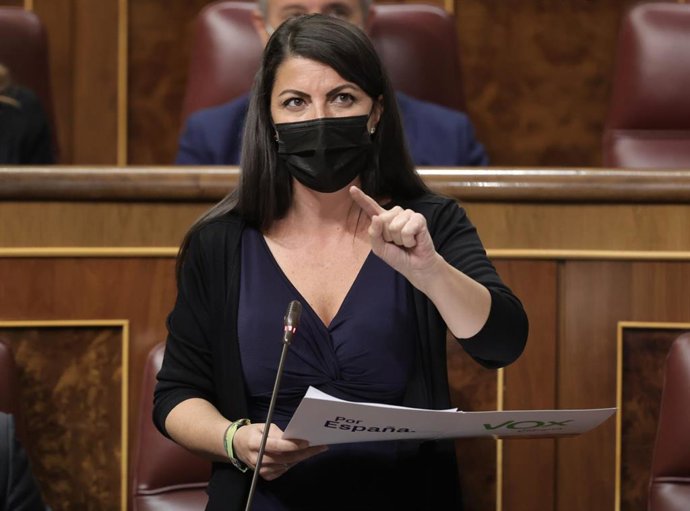 La secretaria general del Grupo de Vox en el Congreso, Macarena Olona, interviene en una sesión de control al Gobierno en el Congreso de los Diputados, a 13 de octubre de 2021, en Madrid, (España).