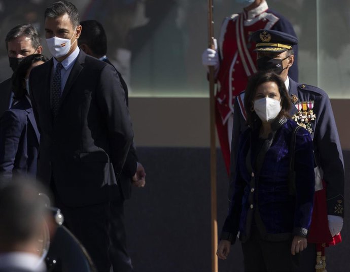 El presidente del Gobierno, Pedro Sánchez, y la ministra de Defensa, Margarita Robles,este martes en el desfile por el Día de la Fiesta Nacional