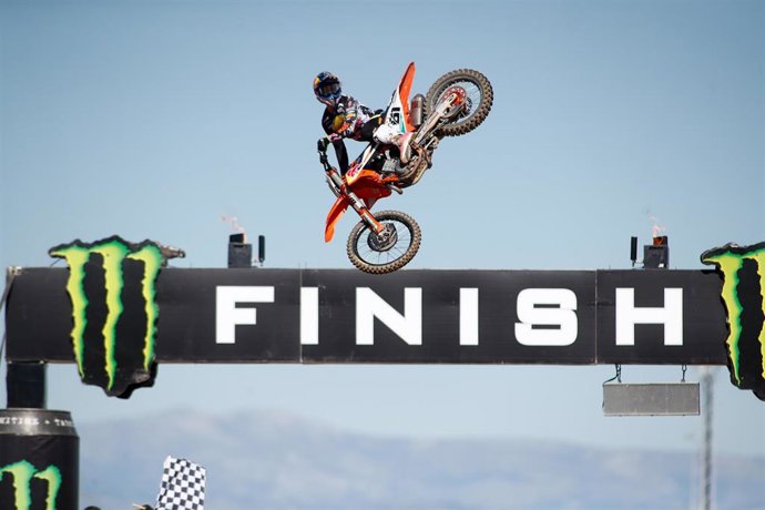 Archivo - Jorge Prado celebra una de sus victorias en el Gran Premio de España del Mundial de Motocross de 2020