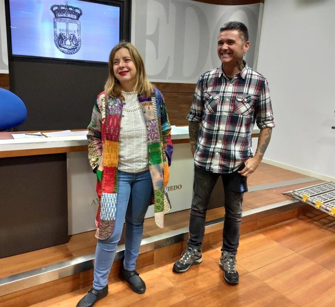 La portavoz de Somos en el Ayuntamiento de Oviedo, Ana Taboada, y el diputado de Podemos en la Junta General, Rafael Palacios, en rueda de prensa.
