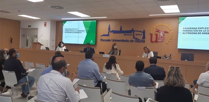 Presentación del nuevo programa de empleo de la Junta a alcaldes de la provincia de Sevilla.