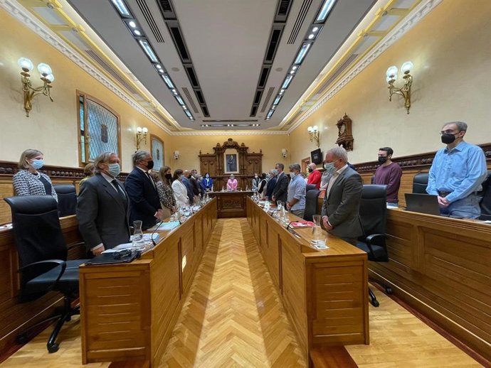 Minuto de silencio por las víctimas de la COVID-19 en el Pleno Municipal de Gijón