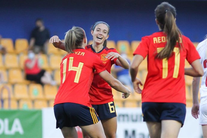 Archivo - Aitana Bonmatí celebra un gol en el amistoso ante Dinamarca junto a Alexia Putellas 