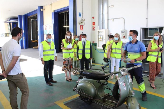 La delegada de la Junta en Huelva, Bella Verano, en su visita a una de las estaciones de ITV en Huelva.