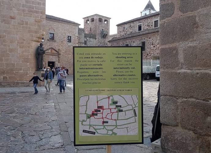 Turistas paseando por la parte antigua de Cáceres, donde se está grabando la precuela de Juego de Tronos, La Casa del Dragón